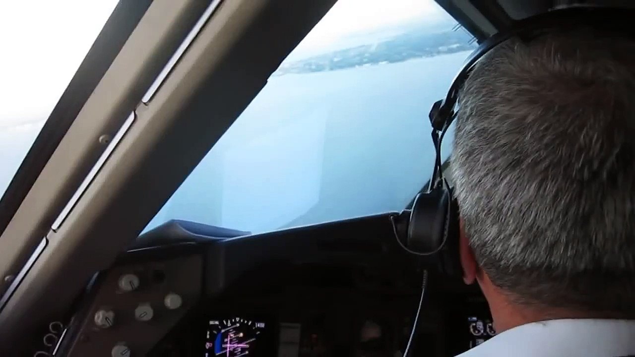 Boeing 767-300ER British Airways - Cockpit Landing