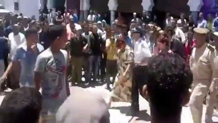 بالفيديو : أول ظهور لفتاتي إنزكان شاهد لحظة تجمهر الناس عليهما وتدخل الأمن