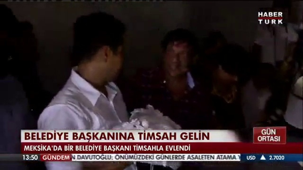 Meksika'da Belediye Başkanı Timsah ile Evlendi Düğün bile yaptı