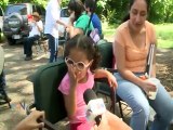 Una mamá no ve el mundo que rodea a su hija, pero le enseña a disfrutarlo