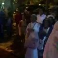 فيديو / صاحب السمو الشيخ صباح الأحمد حفظه الله ورعاه ينزل بنفسه من سيارته لأطفال في الشارع وهم 