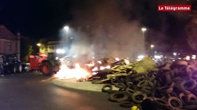 Eleveurs en détresse. Des pneus incendiés devant le tribunal de Saint-Brieuc