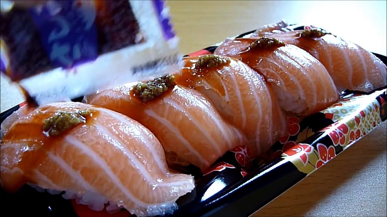 [ Japanese Cuisine ] Eating Sushi  Salmon nigirizushi  サーモン握り寿司