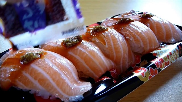 [ Japanese Cuisine ] Eating Sushi Salmon nigirizushi サーモン握り寿司