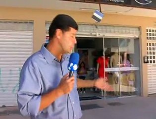 Jornal local: namorada janela