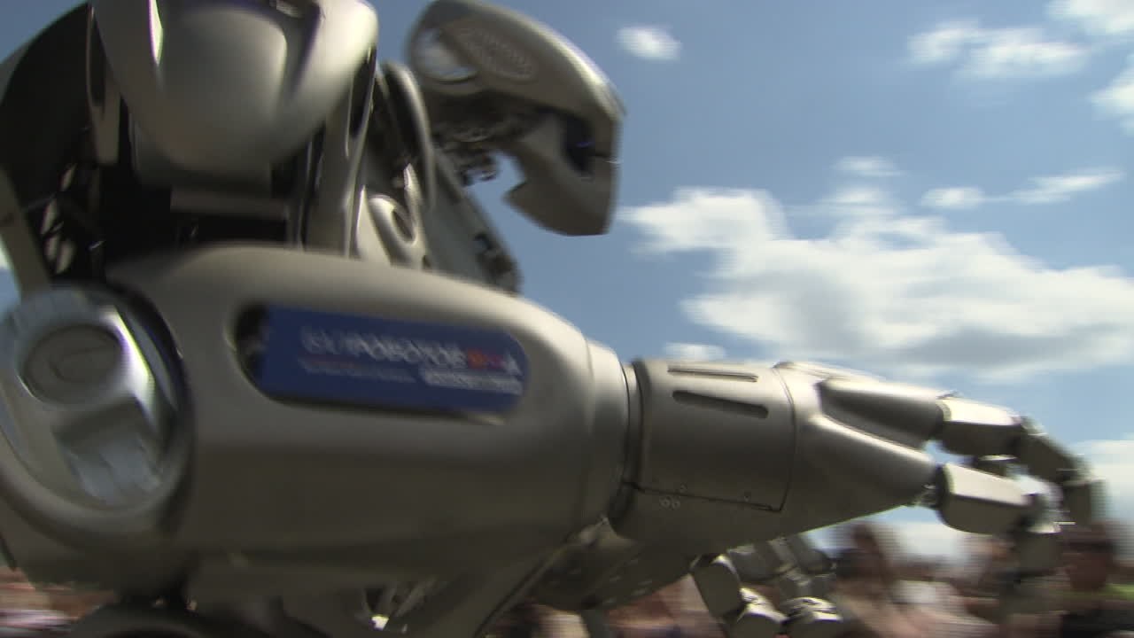 Roboter ganz zahm: „Titan“ singt Balladen mit Kindern