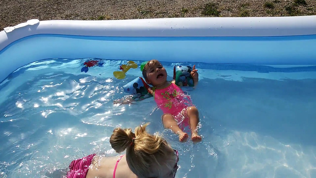 Maëlie sur le dos dans la piscine 03-07-15 001