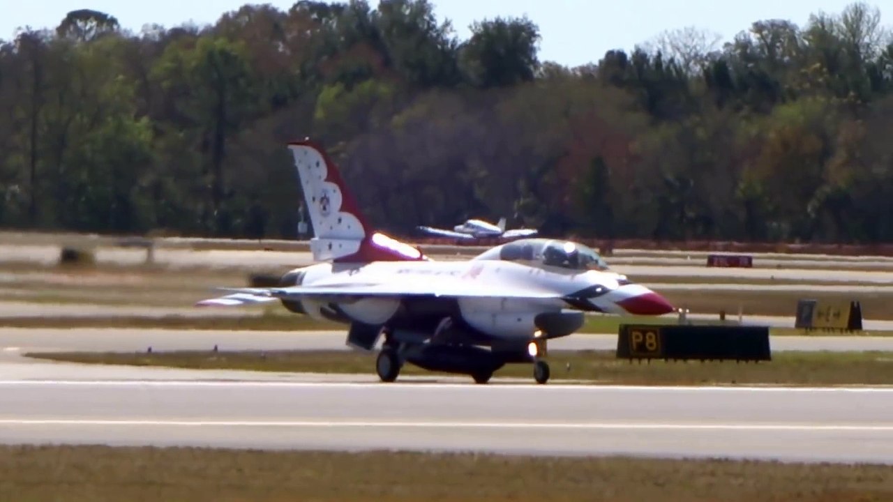 Décolage à la verticale d'un avion F-16 de l'US air force - Full Afterburner Takeoff & UNRESTRICTED Climb