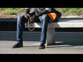 Vu cumprà fermati mentre scendono dal treno a Cattolica, merce sequestrata