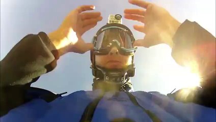 Le base jumper Uli Emanuele passe dans le trou de deux mètres d'un rocher