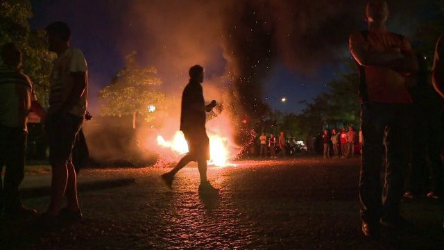 Les agriculteurs mécontents déversent du fumier devant la préfecture de Rennes