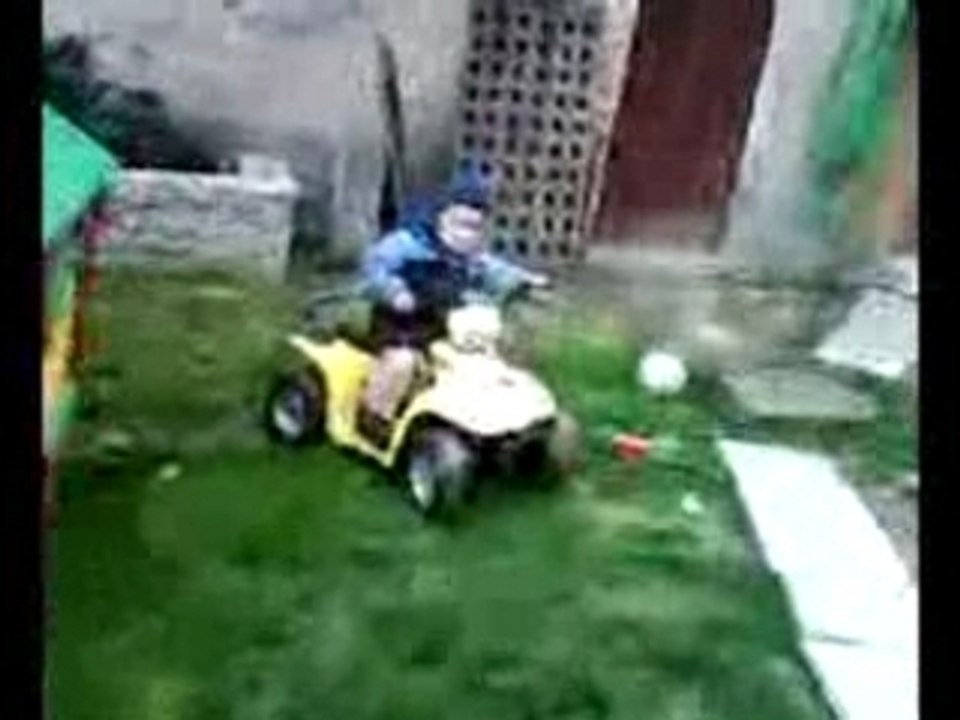 titi qui fais du quad