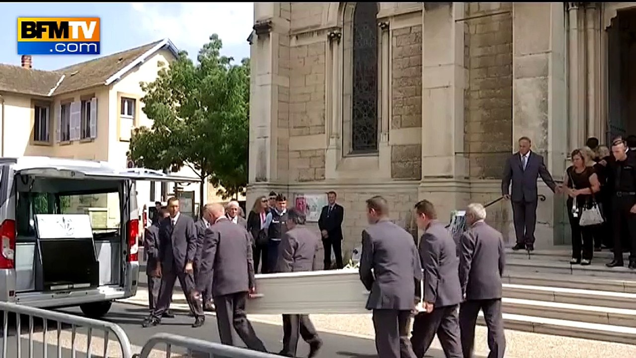 L'émotion de Bernard Cazeneuve aux obsèques d'Hervé Cornara