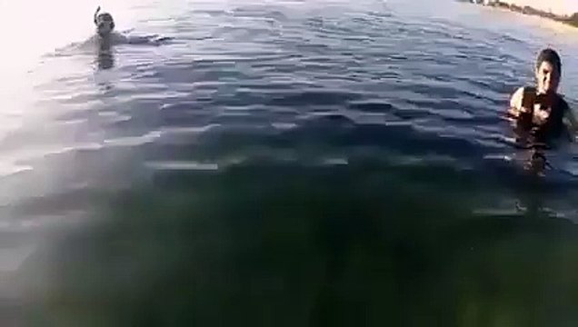 شاهدالفيديو اخراج الهاتف الذي القاه ارهابي هجوم سوسة من البحر