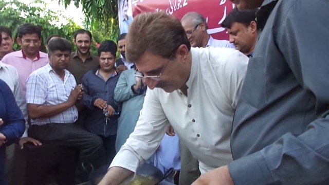 ُپاکستان فیڈرل یونین آف جرنلسٹس کی اپیل پر بول ٹی وی پر حکومتی پابندیوں اور تنخواہوں کی عدم ادائیگی کیخلاف پاکستان کے اہم پریس کلبوں میں احتجاجی طور پر پکوڑوں کے سٹال لگائے گئے اسلام آباد میں بھی نیشنل پریس کلب کے باھر مشتاق منہاس اور پی ایف یو ج کے صد