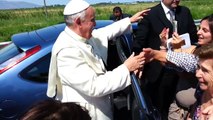 Papa Francisco para o carro em estrada para abençoar jovem doente