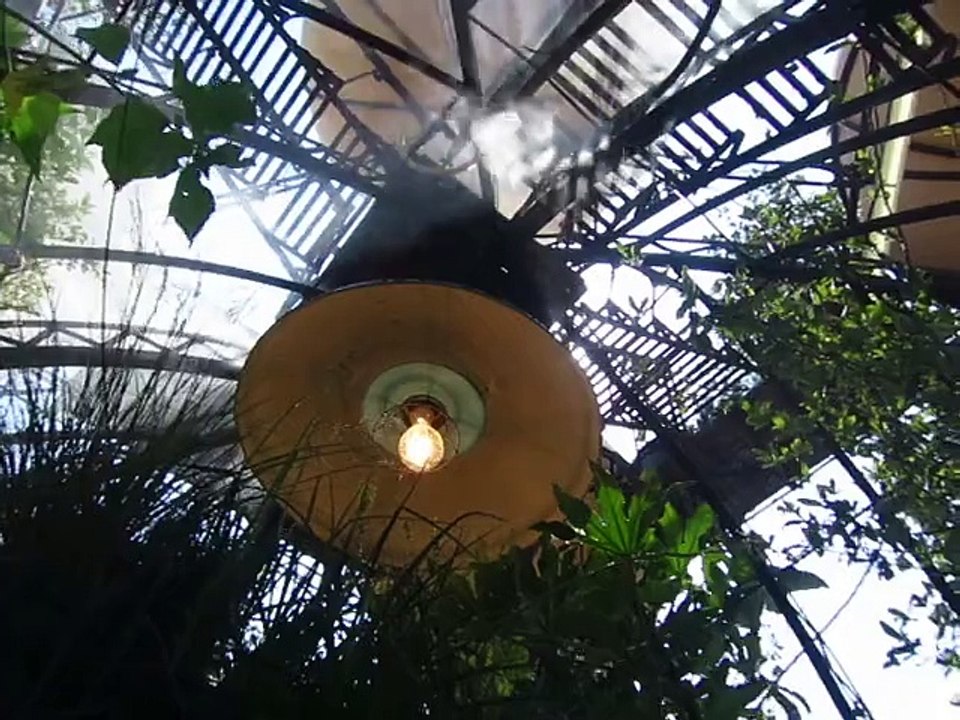 Au sommet de l'Aéroflorale II, parc de la Villette à Paris 19e, juillet 2015