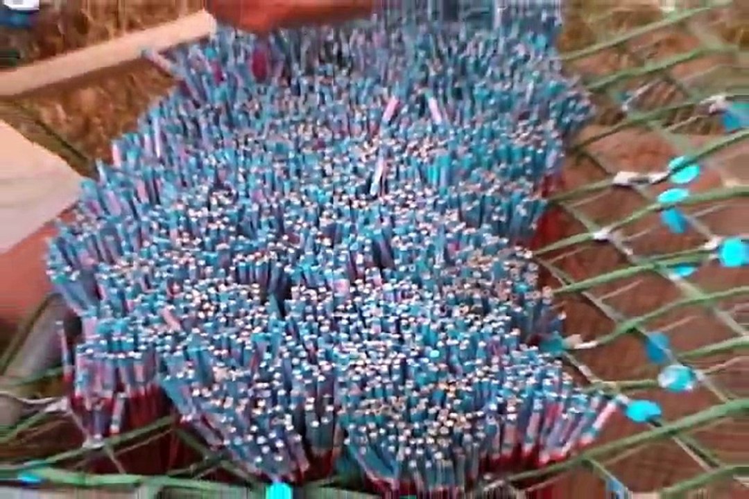 Allumer 8500 fusées en même temps - Redneck Rocket Launcher