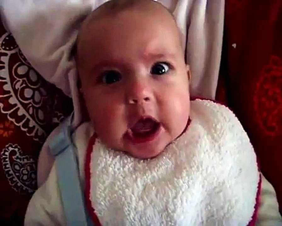 bébé qui gazouille très drole