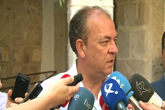 Monago hace entrega del Informe de Transición a Vara