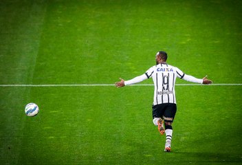 Com gols de Jadson e Love, Timão bate Ponte na Arena