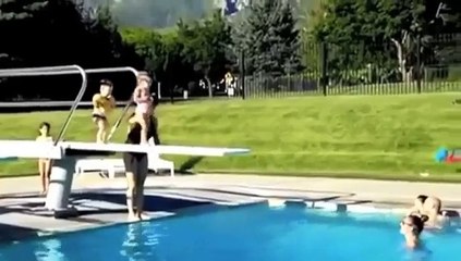 The boy helped the little girl to jump in the pool