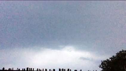 Felle bliksemschicht boven stad Groninger wijk De Hoogte - RTV Noord