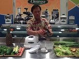 Making a Green Vegetable Juice in the Omega 8004 Juicer