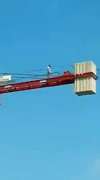 Vincin tepesinde namaz kılan adam-İMAN VARSA İMKAN DA VARDIR...