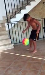 AS Roma's wonderkid Pietro Tomaselli fantastic keepy uppy show with a beach ball 2015