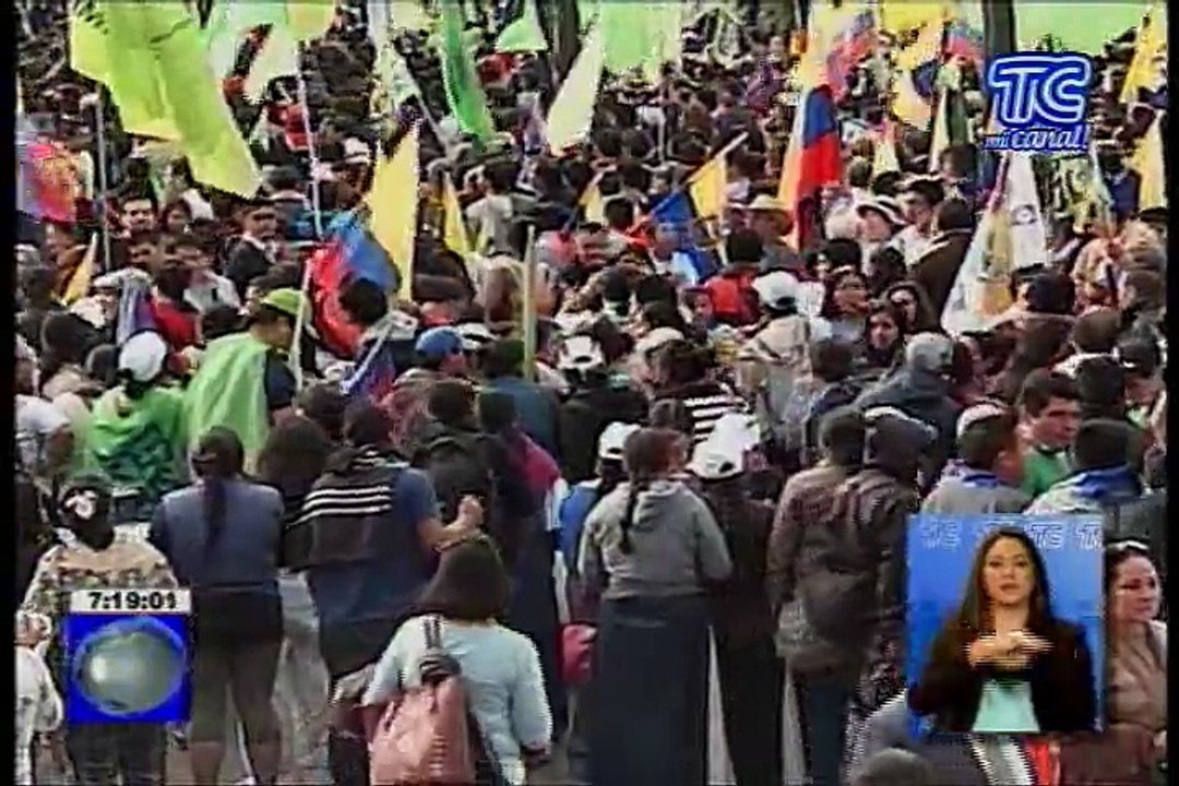 Violenta marcha utilizó fierros y palos para intentar romper cercos