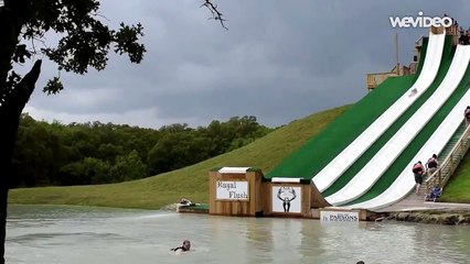 Un fantastique backflop à la surface d'un lac