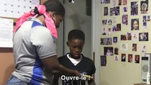 Une maman fait une blague à son fils pour son anniversaire