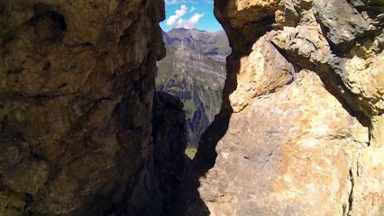 Un wingsuiter passe dans un trou étroit à 200 km/h