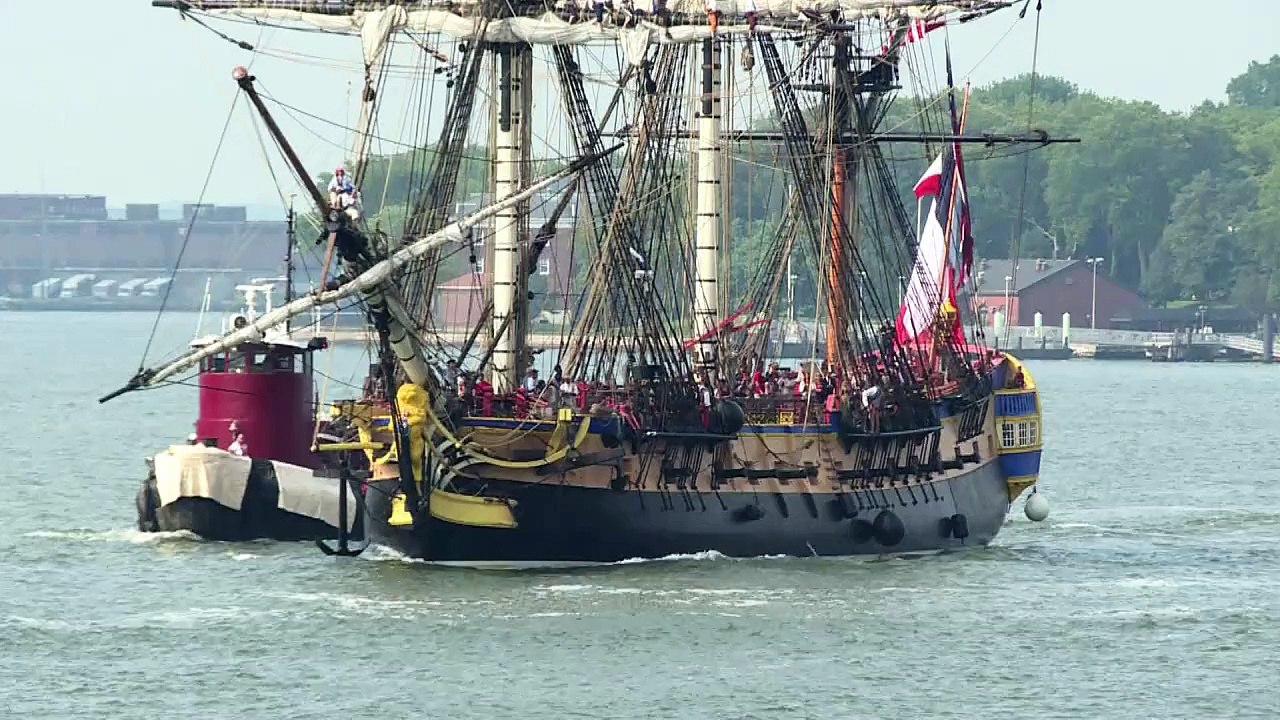 Nachbau von legendärer fregatte "hermione" in new york