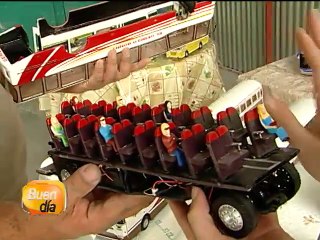 La creatividad  llevó a un hombre a construir autobuses a escala