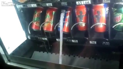 Ingenioso truco para robar latas de las maquinas de "vending".... como no, made in rusia.