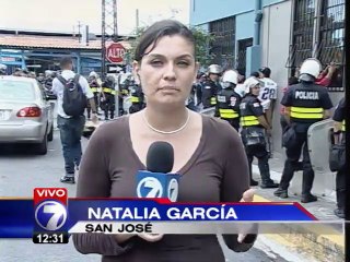 Policía interviene bloqueo de taxistas informales en Plaza Víquez