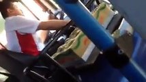 Video: Chofer de autobús conduce y cobra pasaje mientras ve videos en su celular