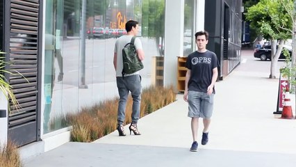 Homem tenta usar salto alto por um dia
