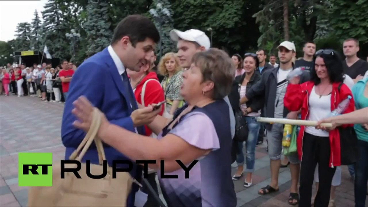 Ukraine : cercueils, klaxons et tambours lors d’une manifestation à Kiev