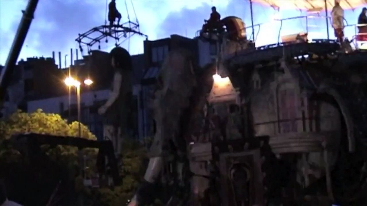 Royal de Luxe - La petite geante et l'éléphant du sultan à Nantes 2005