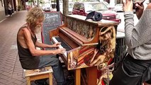 Un mendigo sorprendió con sus habilidades para tocar piano