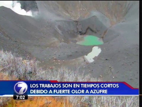 Expertos caminaron a centímetros del cráter del volcán Turrialba