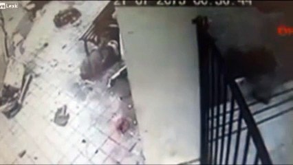 Video muestra cuando joven en Turquía camina, se detiene a revisar su celular y un carro lo mata