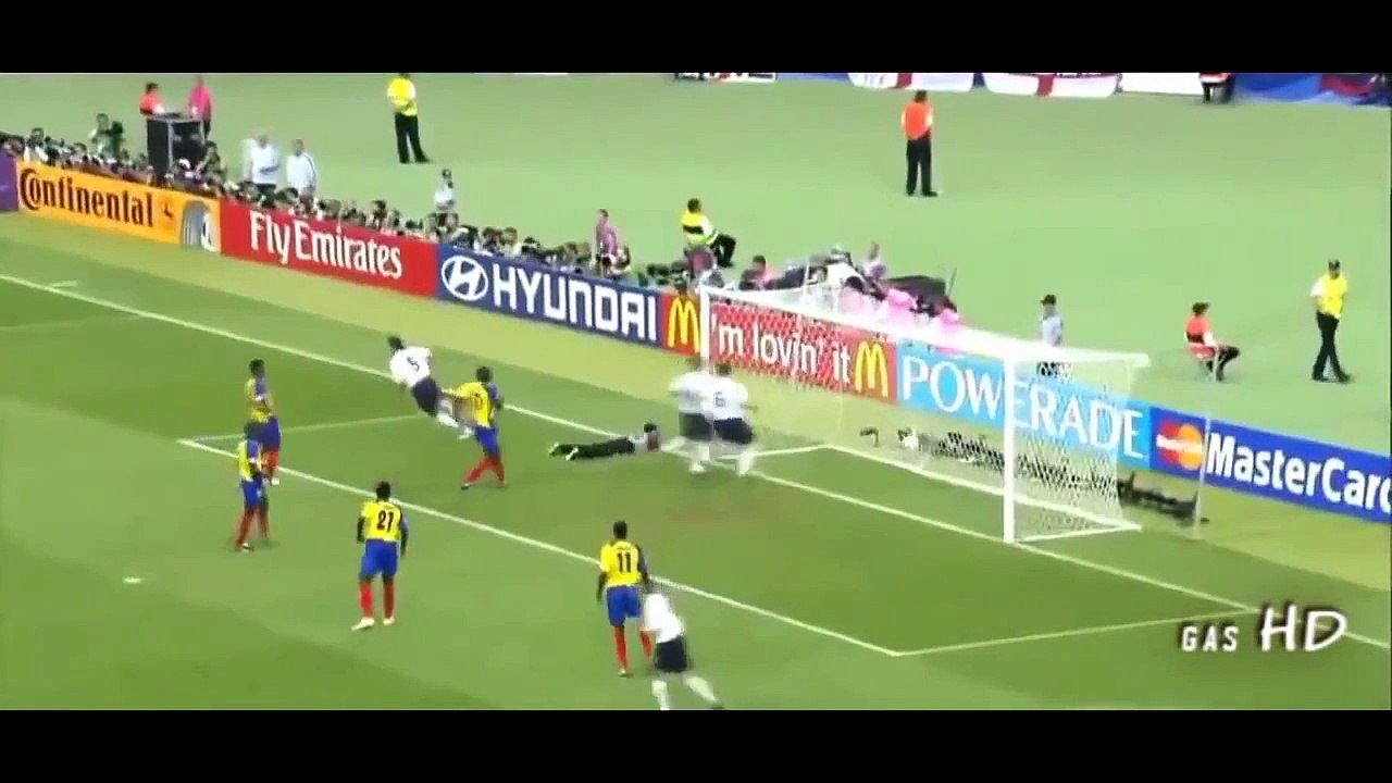 David Beckham - Experts kick, pass accurately to the centimeter