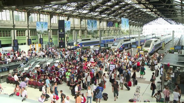 Vacances: grands départs sous la chaleur gare de Lyon, à Paris