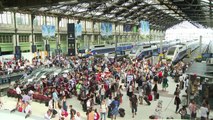 Vacances: grands départs sous la chaleur gare de Lyon, à Paris