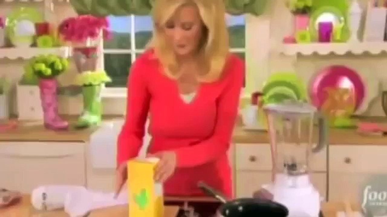 Sandra Lee gets drunk