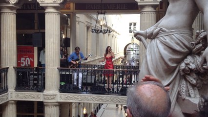 Helena Noguerra et Philippe Eveno dans le Passage Pommeray